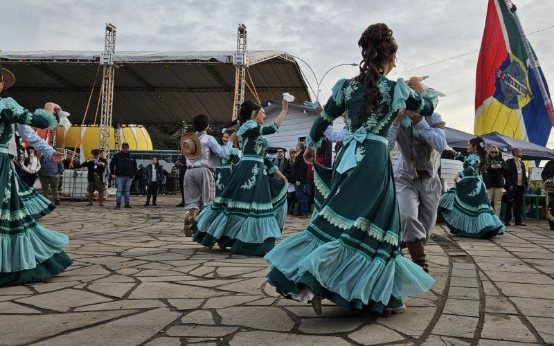 Apresentação da invernada juvenil do CTG Rodeio de Encruzilhada na abertura da 47ª Expointer