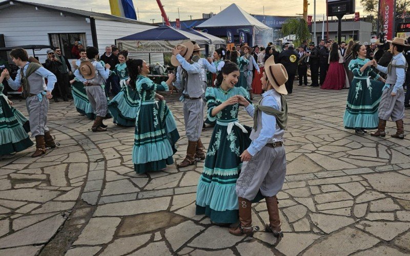  Apresentação da invernada juvenil do CTG Rodeio de Encruzilhada na abertura da 47ª Expointer