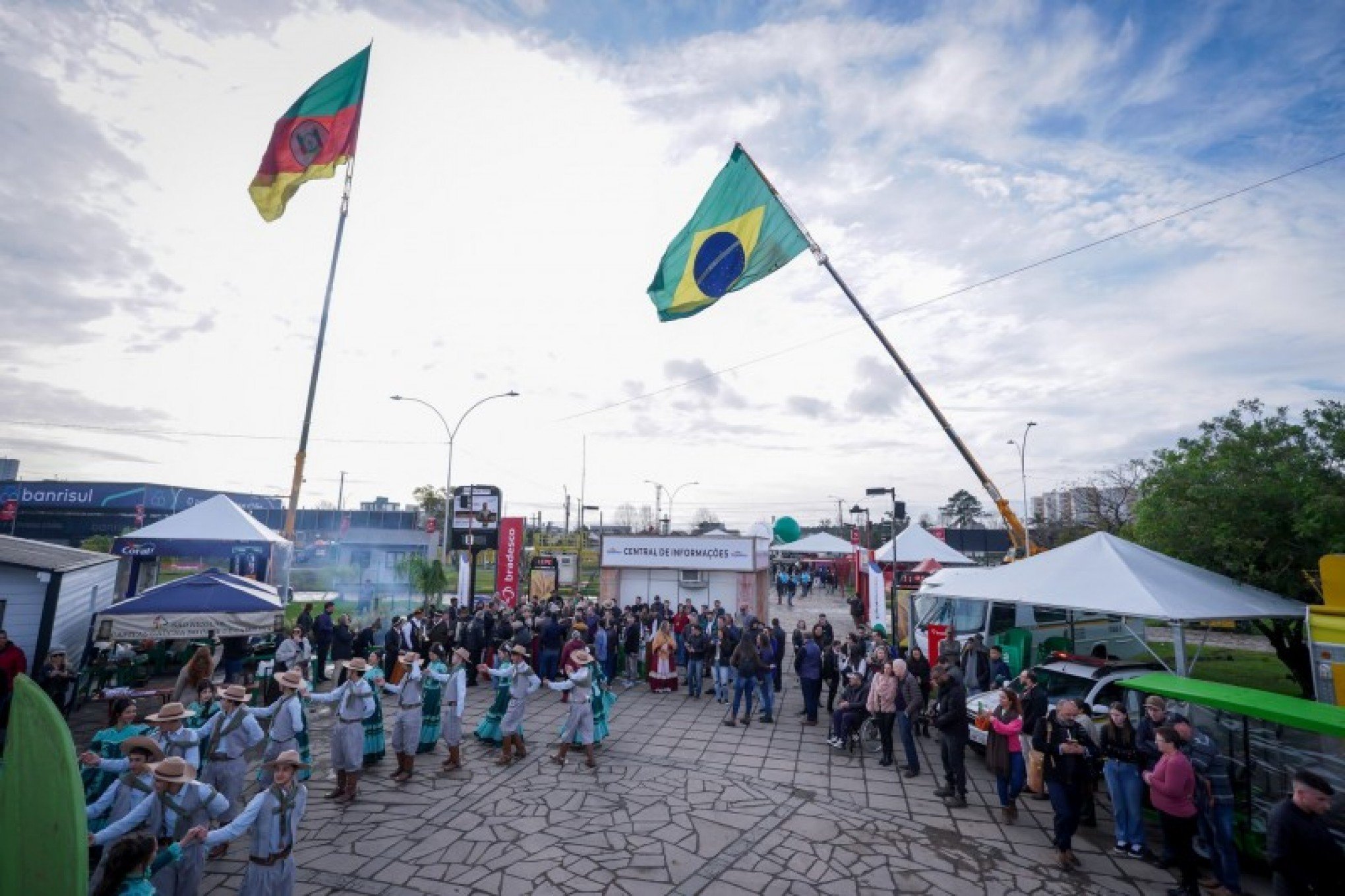 EXPOINTER: Café de cambona, bandinha alemã e invernada; veja como foi a abertura da feira