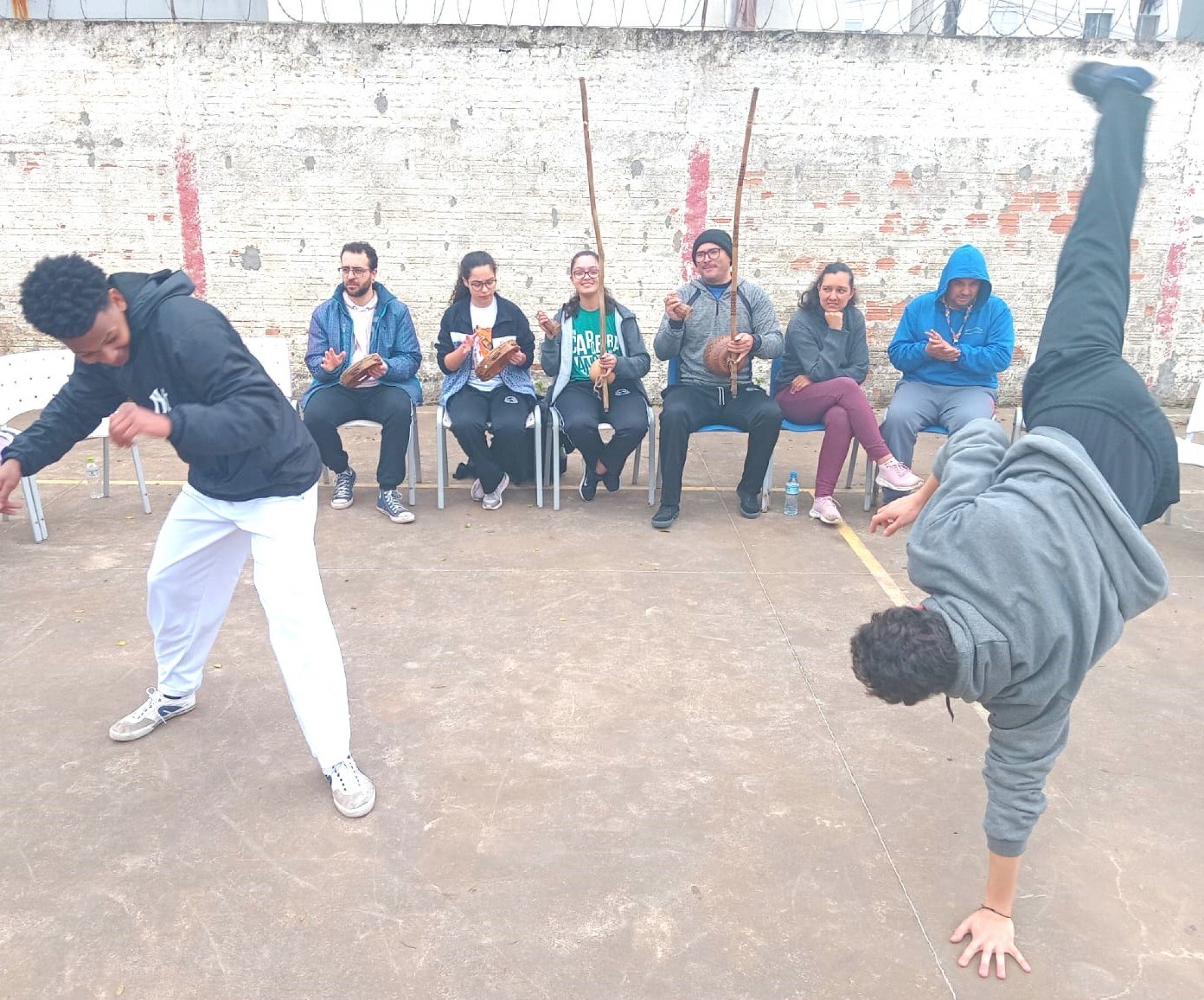 Teve capoeira para espantar o frio e esquentar os corações na ONG Chimarrão da Amizade