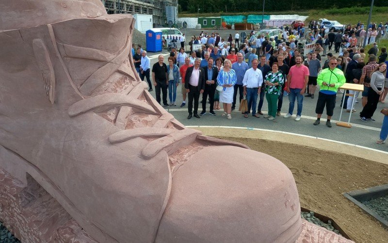 Monumento em formato de bota representa a viagem dos alemães | abc+