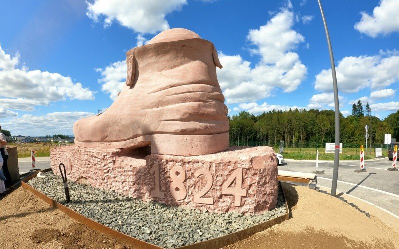 Monumento em formato de bota representa a viagem dos alemães | abc+