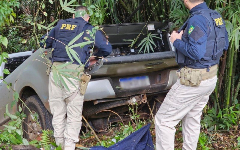 Motorista com uma tonelada de droga pula de caminhonete em movimento em fuga desastrosa na Serra | abc+