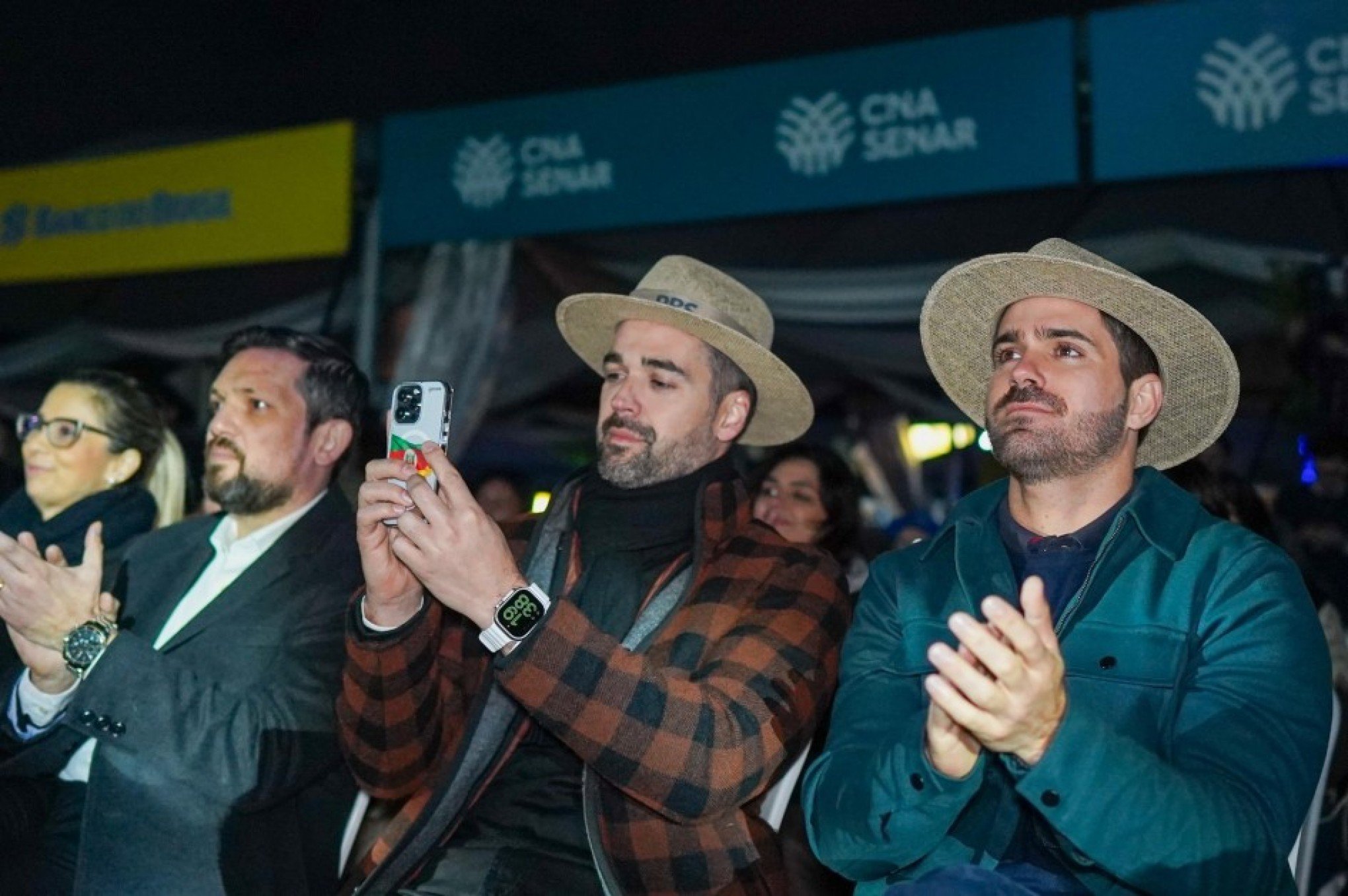 VÍDEO: Eduardo Leite solta a voz em "Canto Alegretense" na abertura da Expointer