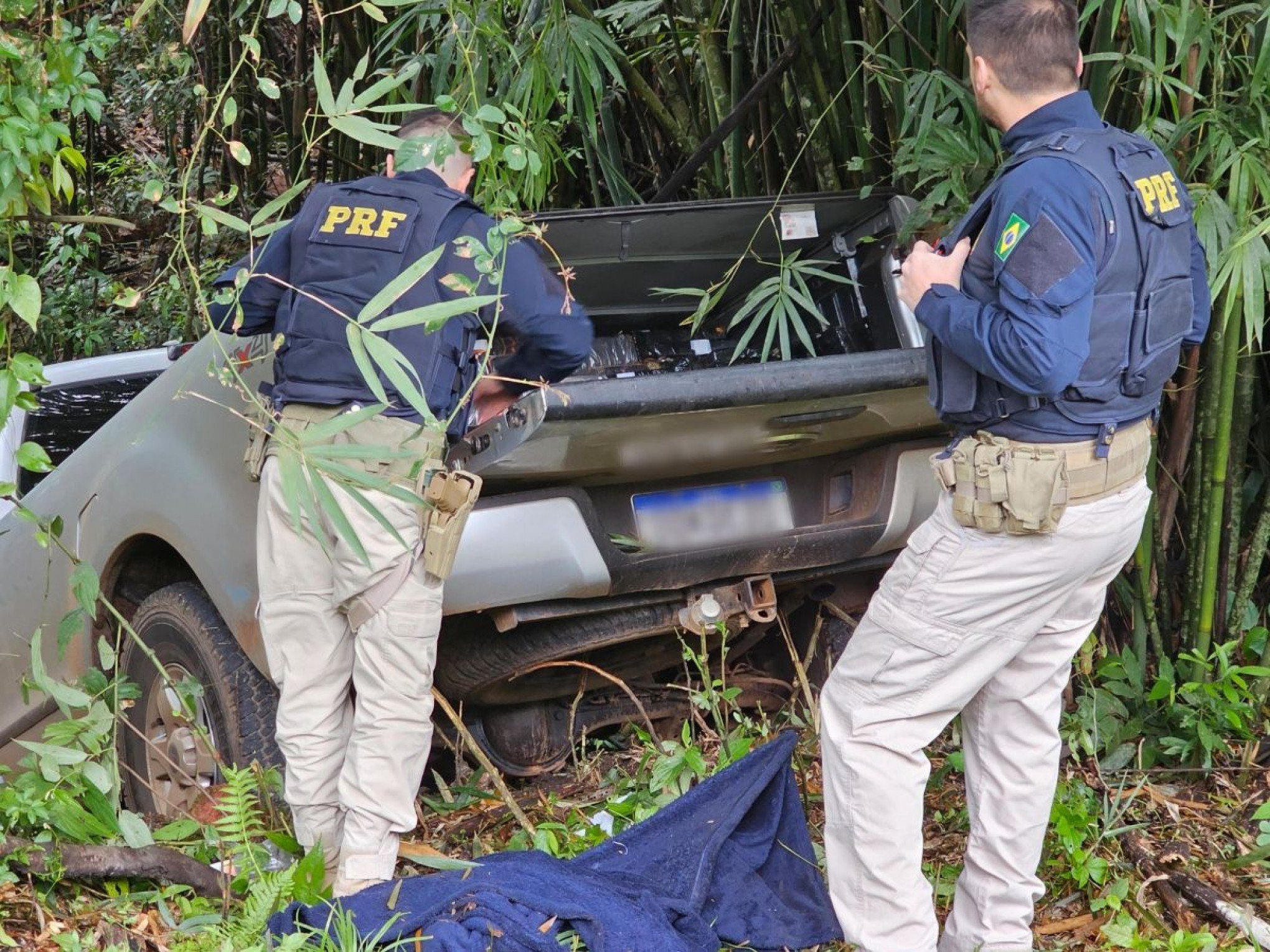 VÍDEO: Motorista com uma tonelada de droga pula de caminhonete em movimento em fuga desastrosa na Serra