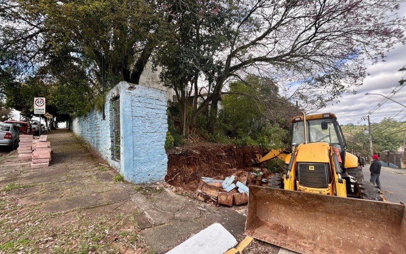 Obra estadual iniciou com a derrubada do muro da escola Antônio Vieira. | abc+