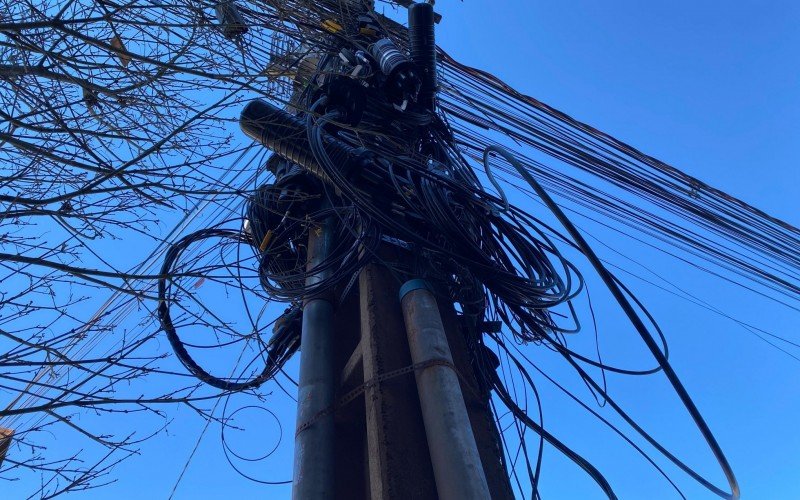 Centro de Gramado está com diversos postes com emaranhados de fios ou fios soltos