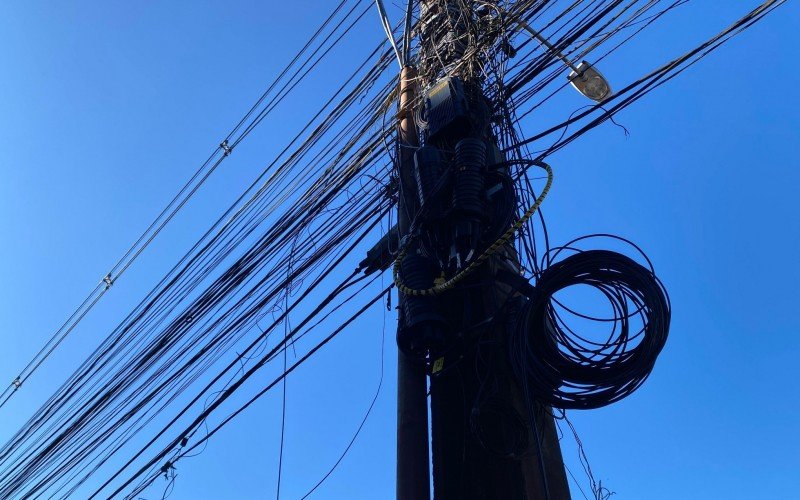 Postes com emaranhados de fios ou fios soltos