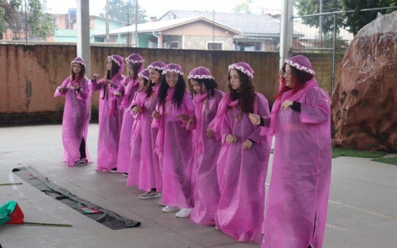 Turma do 2º ano apresentou dança típica de Omã