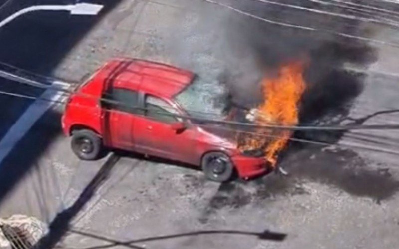 Carro pega fogo na Rua Onze de Junho; Bombeiros combatem o incêndio | abc+