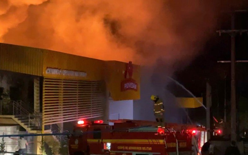 Incêndio de grandes proporções atingiu Frangos Piovesan na noite desta segunda-feira | abc+