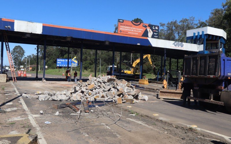 Antiga praça de pedágio começa a ser demolida após 30 anos de operação