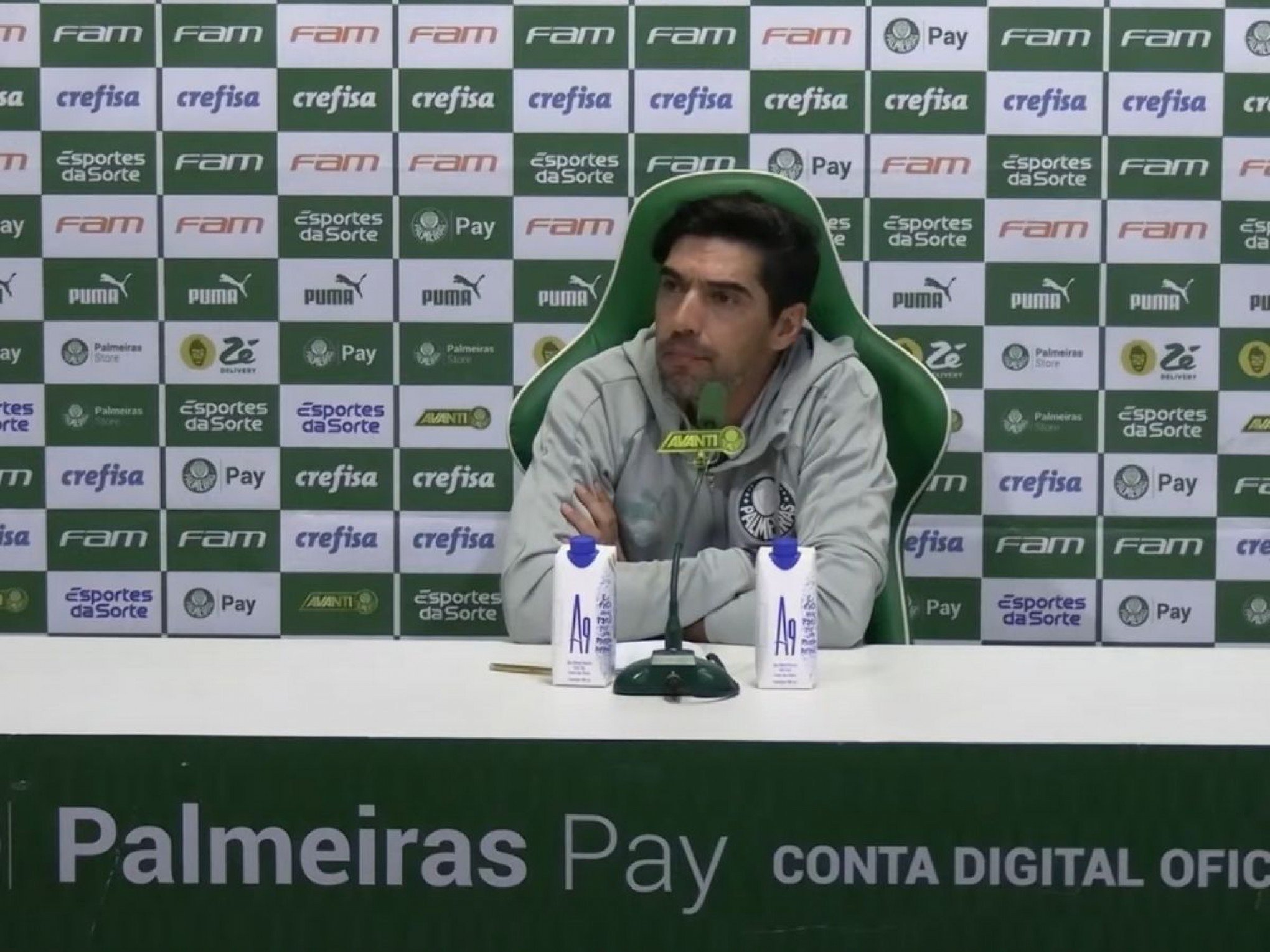 Abel Ferreira chama grosseria com repórter de "mal-entendido" e se retrata em rede social