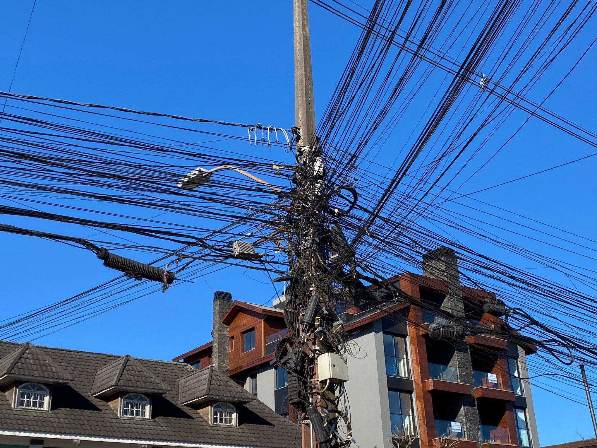 Fios soltos e emaranhados se acumulam pelas ruas de Gramado; situação não deve ser solucionada em breve