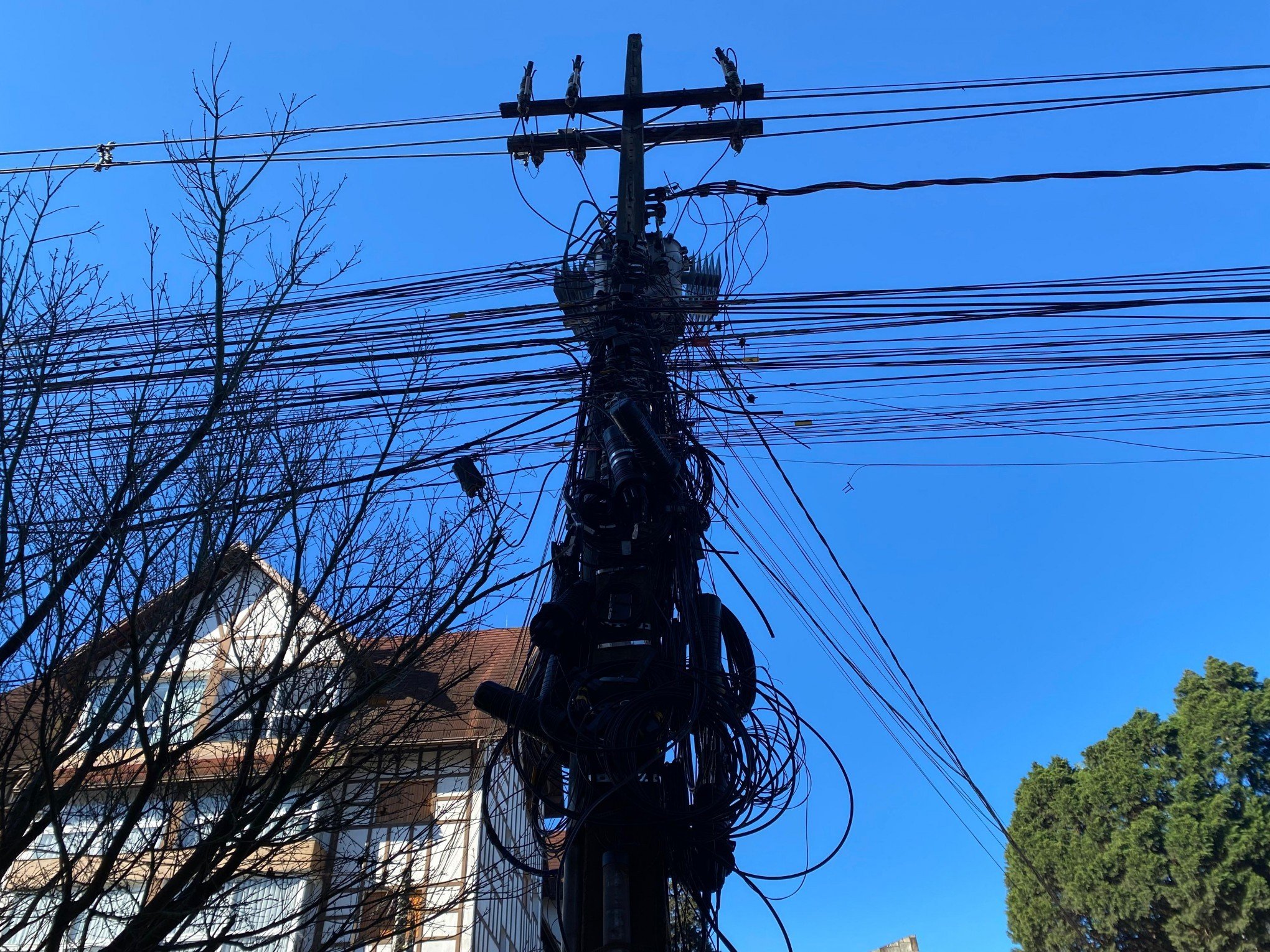 GRAMADO: Saiba como está o processo de retirada de fios inutilizados da área central