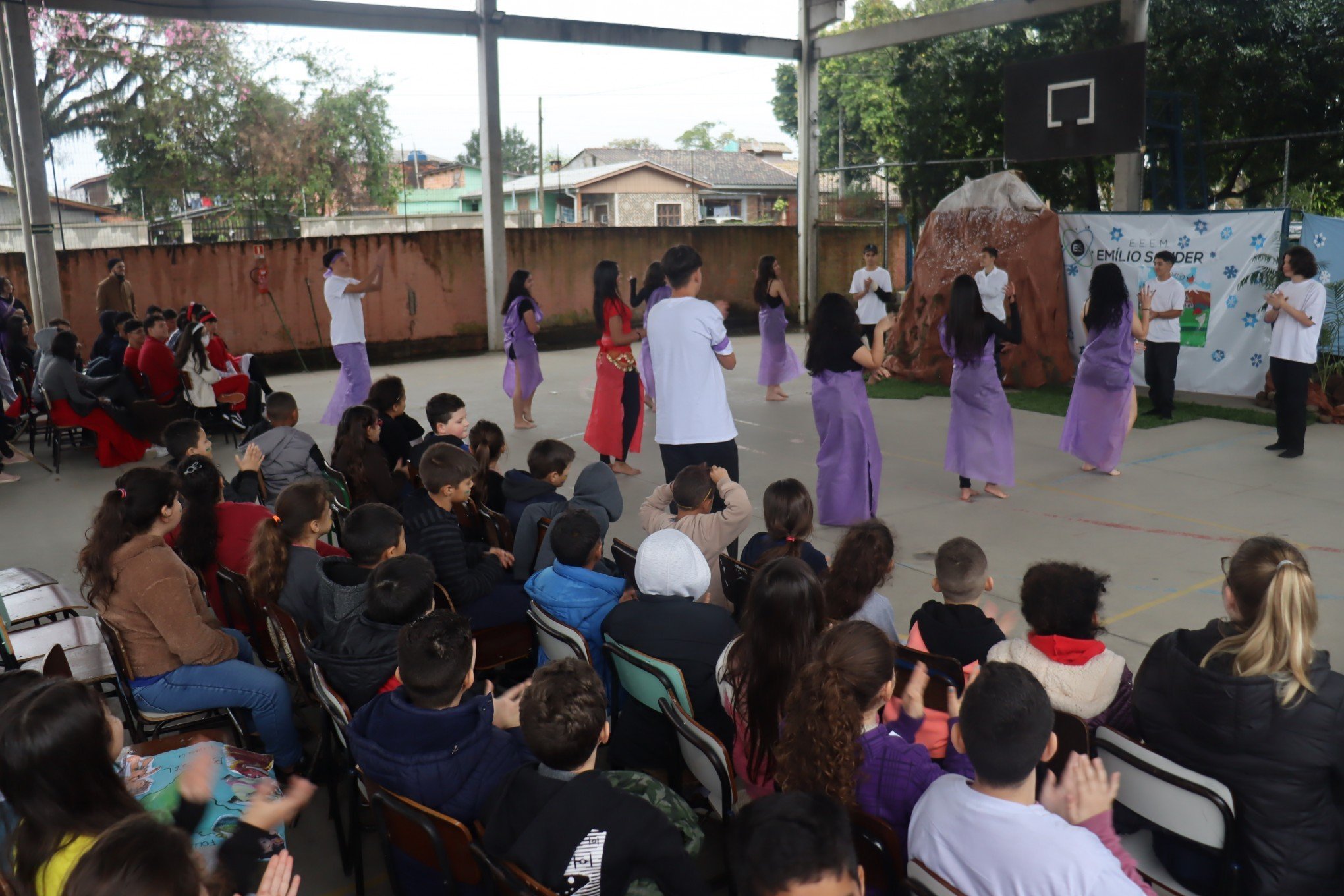 Uma Jornada pelas Montanhas do Mundo sem sair de dentro da Escola Emílio Sander