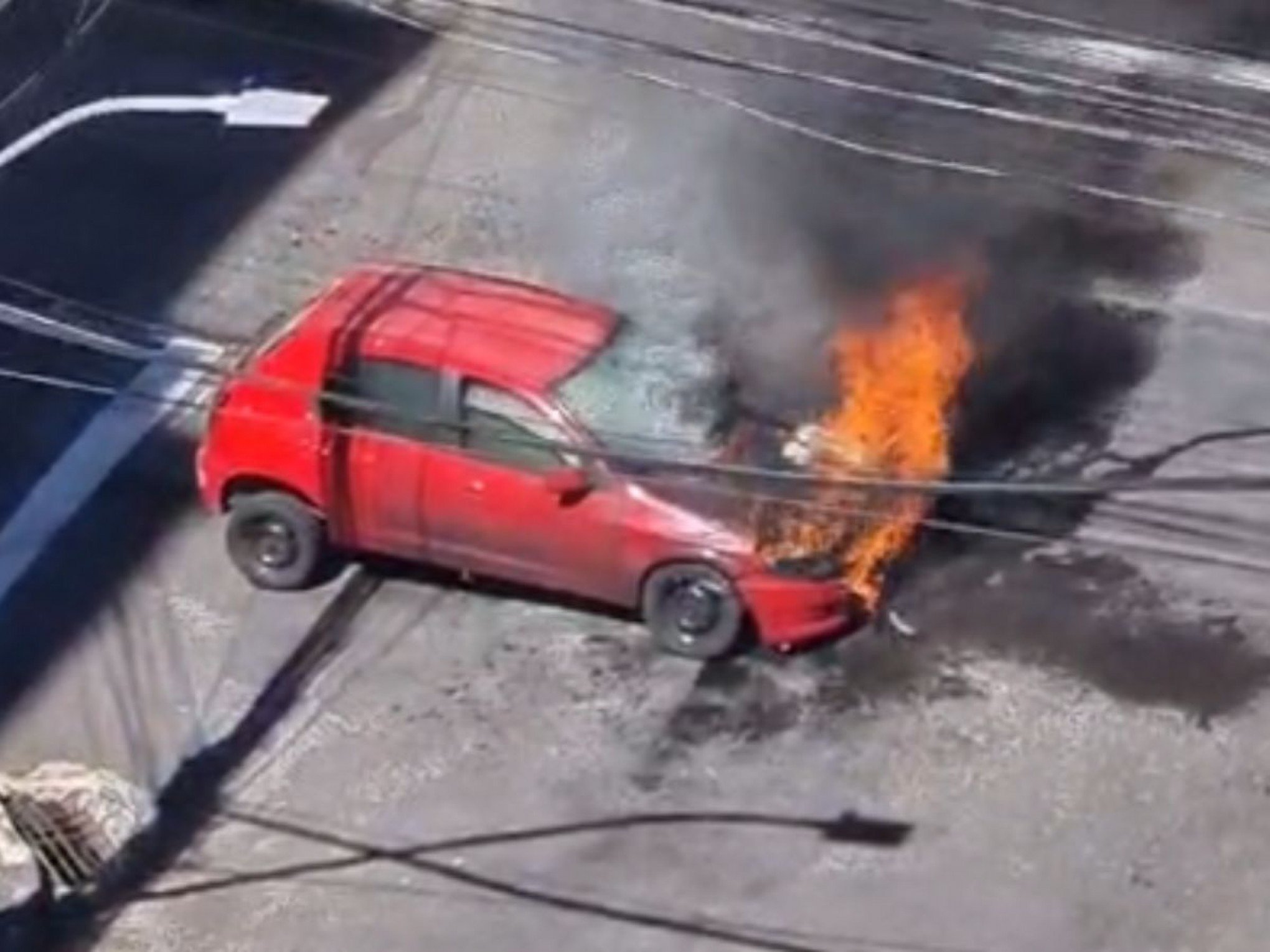 VÍDEO: Carro pega fogo na Rua Onze de Junho; Bombeiros combatem o incêndio