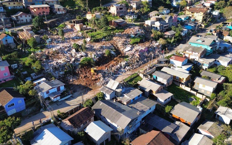 Casas do bairro Piratini são demolidas após processo de desapropriação