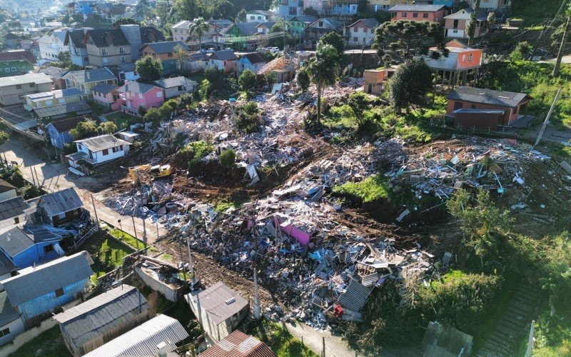 Casas do bairro Piratini são demolidas após processo de desapropriação