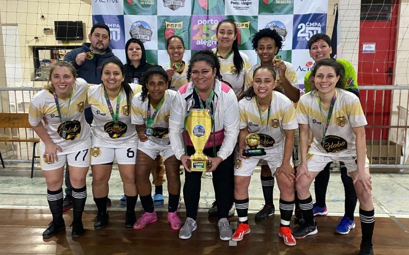 Gurias de São Leopoldo com o troféu da Copa | abc+