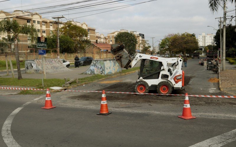 Operação tapa-buracos trancou a Avenida Inconfidência na manhã desta terça-feira (27)