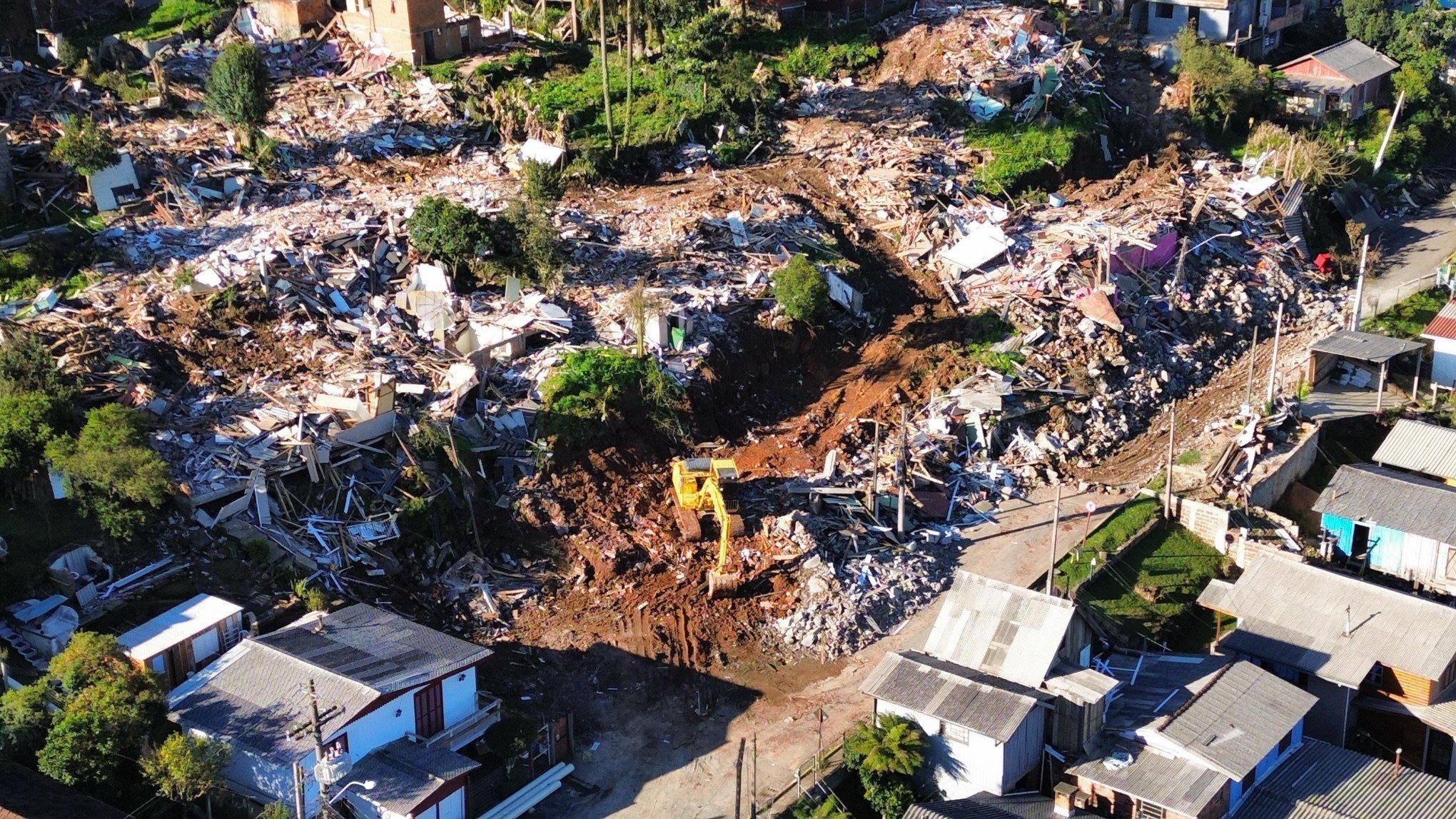 GRAMADO: Casas colapsadas por deslizamentos de terra são demolidas após processo de desapropriação