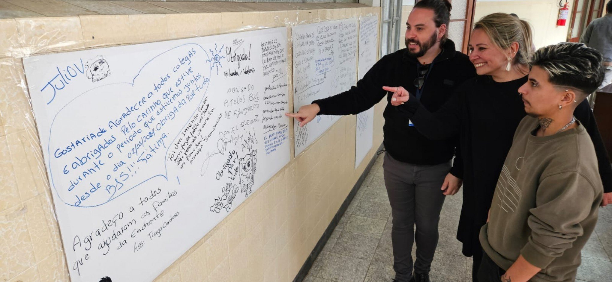 Trabalhando no Monte Alverne, Bruno, Loreto e Isaac mostram mensagens de quem estava no local e já conseguiu voltar para casa