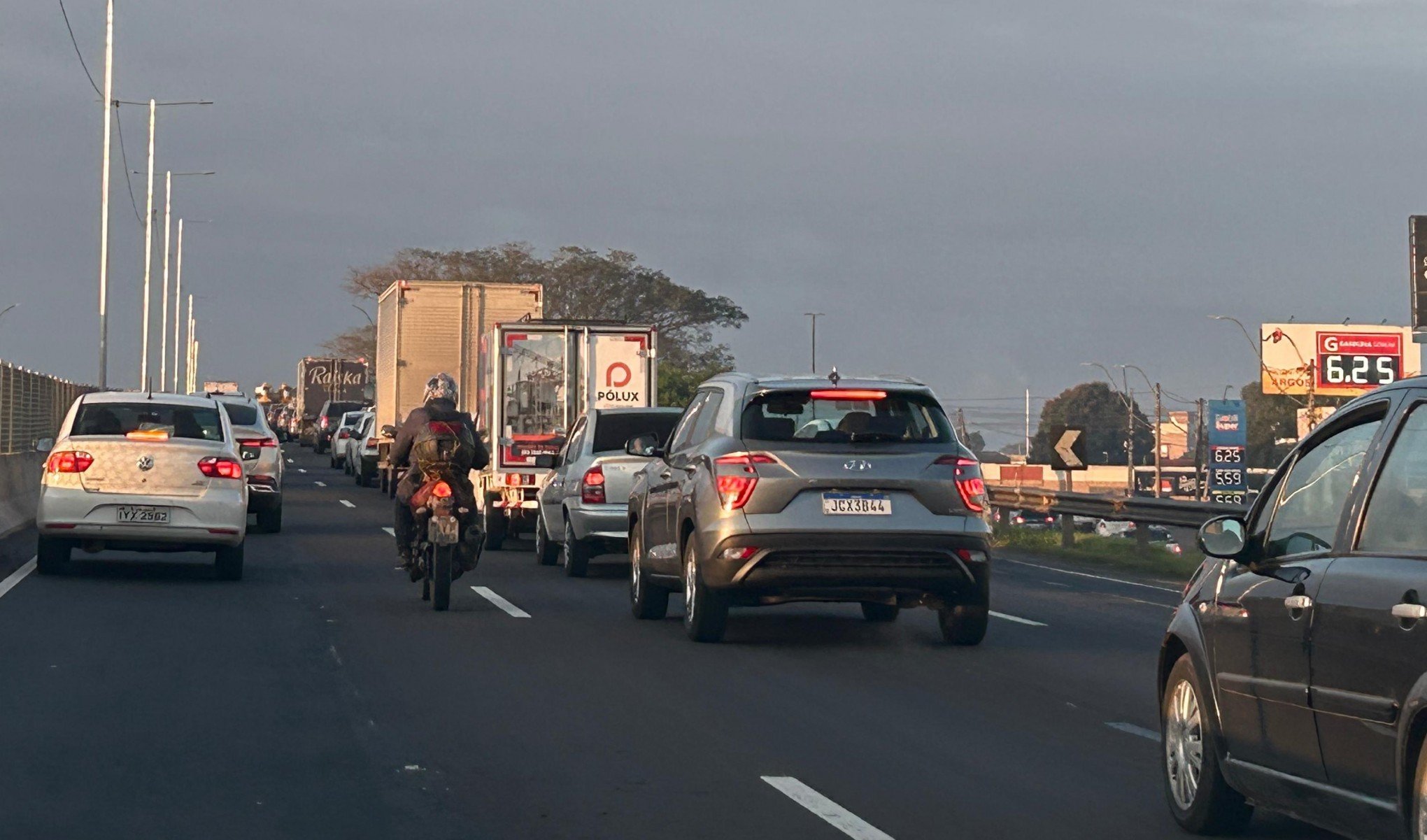 BR-116: Rodovia tem pontos de congestionamento em ambos os sentidos nesta terça-feira; confira