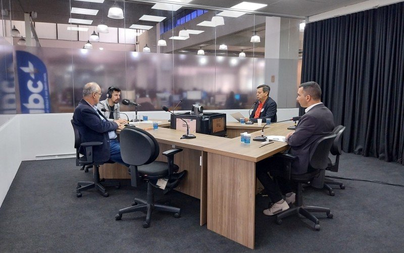 Jornalista João Paulo Gusmão fez a mediação do debate entre os três candidatos  | abc+