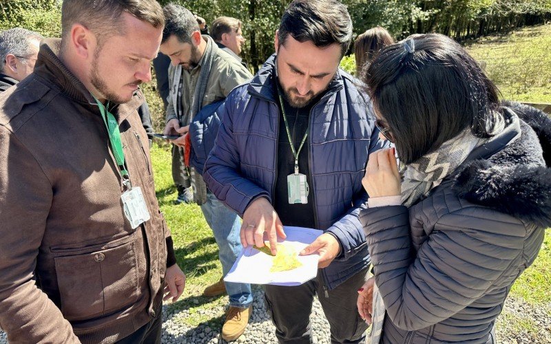 Equipe técnica conferindo o relatório ambiental