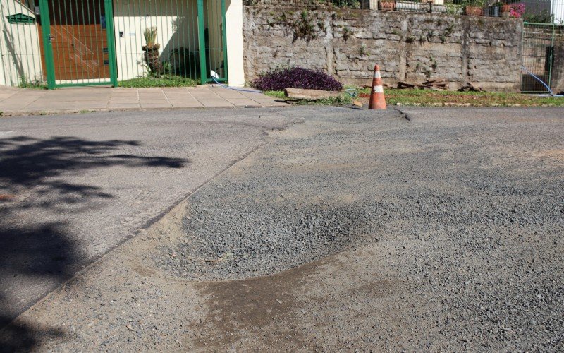 Retirada do asfalto faz com que buracos se formem na Rua Cuiabá