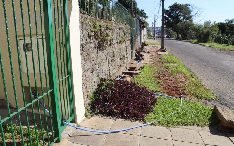 Encanamento de três casas está sobre a calçada na mesma rua