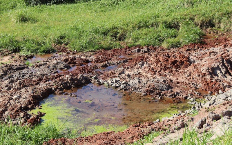 Vertentes com água em local ao lado de onde desmoronou.