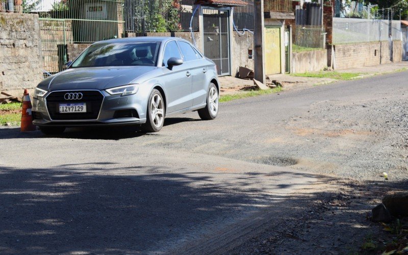 Veículos precisam de cuidado redobrado para passar pelos buracos