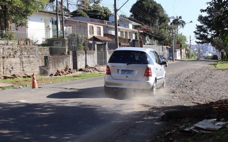 VeÃ­culos precisam de cuidado redobrado para passar pelos buracos | abc+