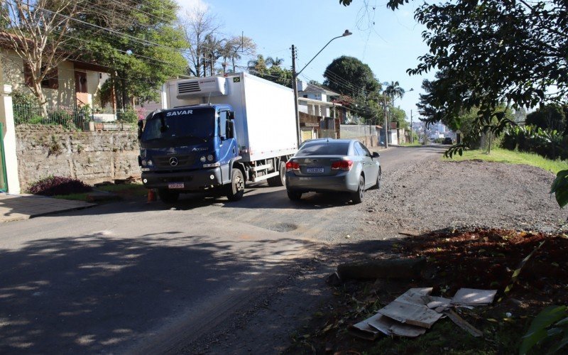 Veículos precisam de cuidado redobrado para passar pelos buracos