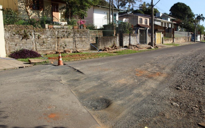 Retirada do asfalto faz com que buracos se formem na Rua Cuiabá