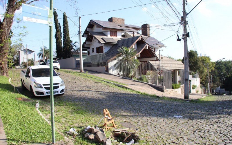 Buraco na esquina das ruas Curitiba e Fortaleza