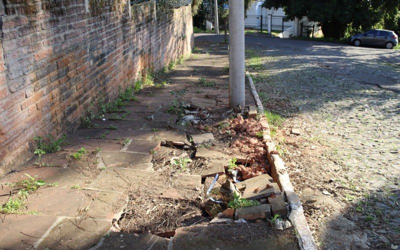 Estragos na calçada da Rua Curitiba