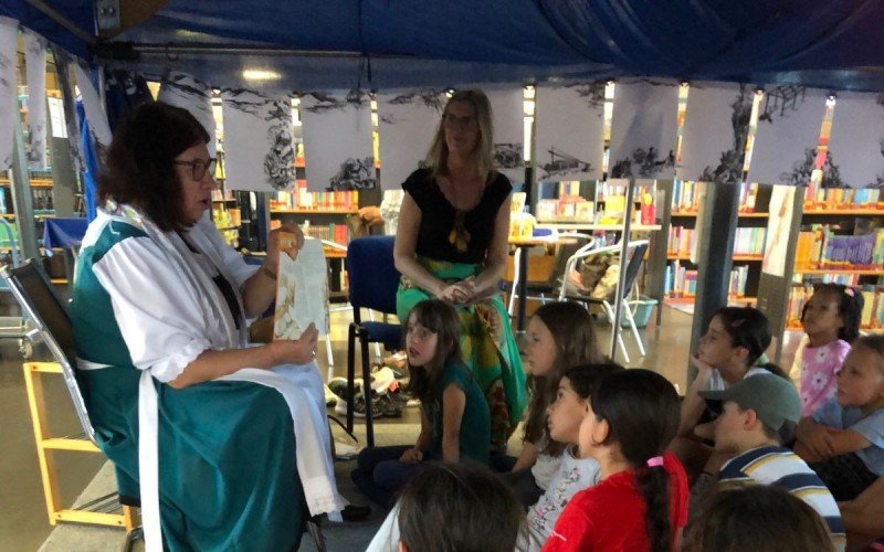 Leani (à esquerda) e Andréa durante atividade literária com crianças na Alemanha | abc+