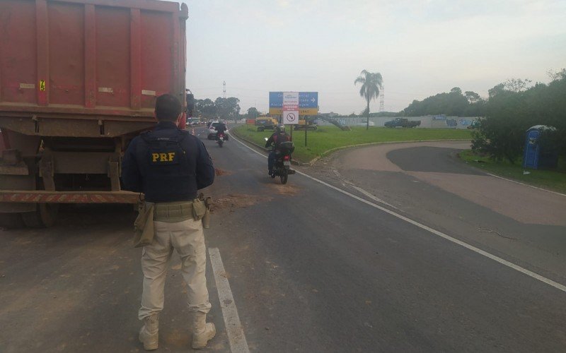 BR-116: Pedestre morre em Esteio após ser atropelado por caminhão com placas Novo Hamburgo