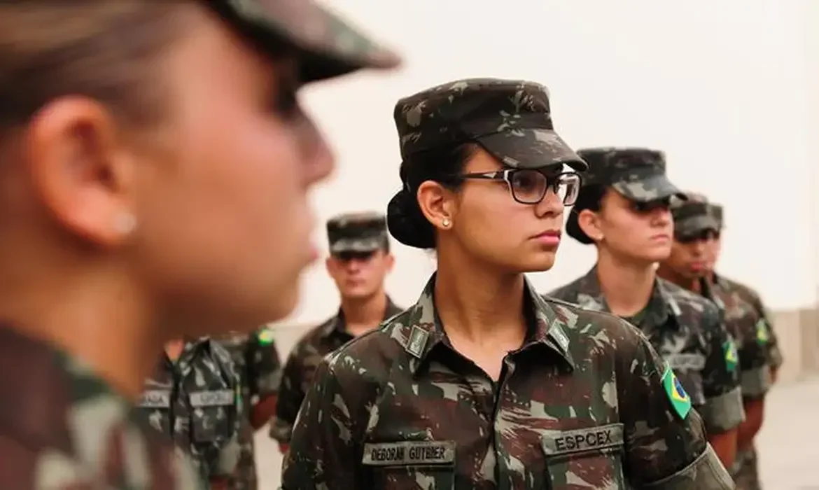 Mulheres poderão se alistar no serviço militar aos 18 anos | abc+