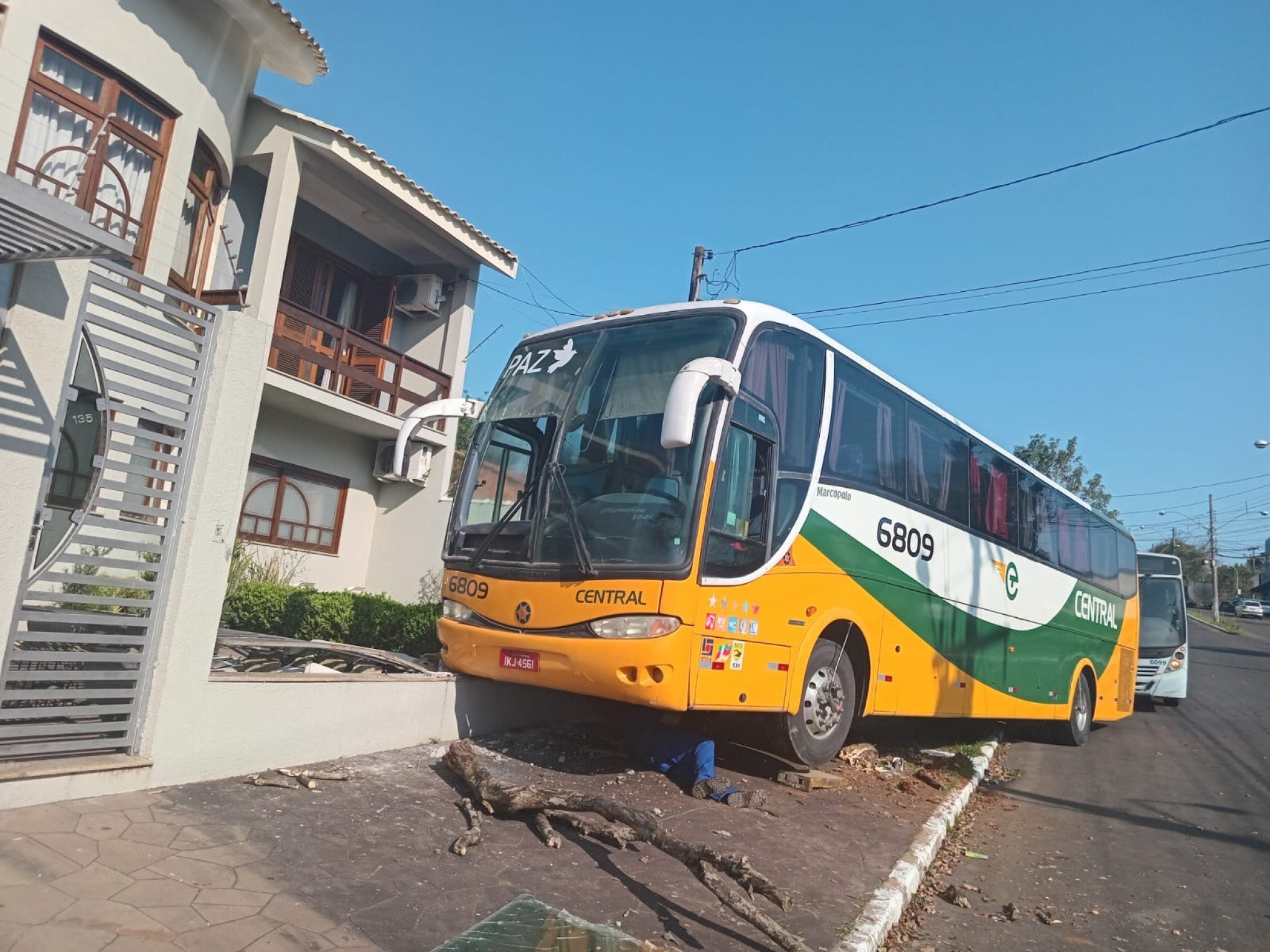 Ônibus invade pátio de casa na região metropolitana