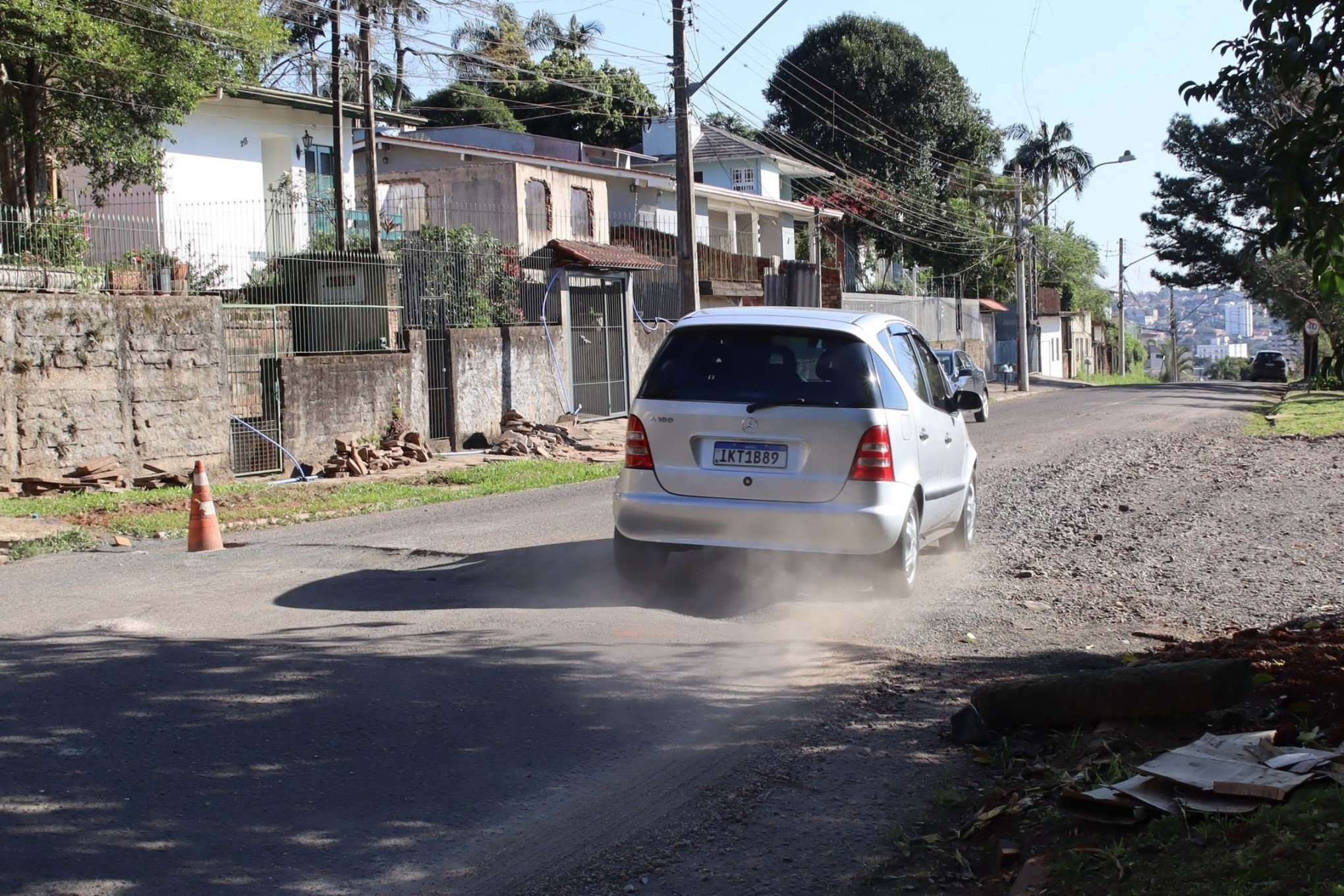 Mais de três meses após deslizamento, Rua Cuiabá segue em situação crítica e moradores reclamam