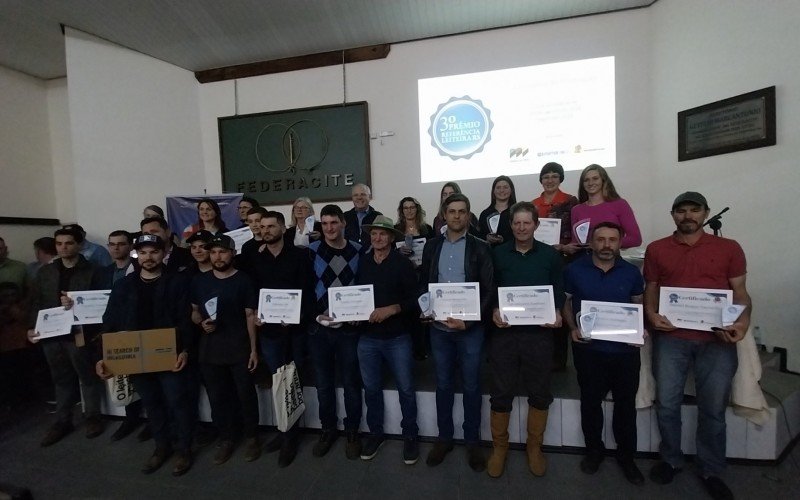 Produtores rurais do setor leiteiro que recebem prêmio da Sindilat durante a Expointer | abc+