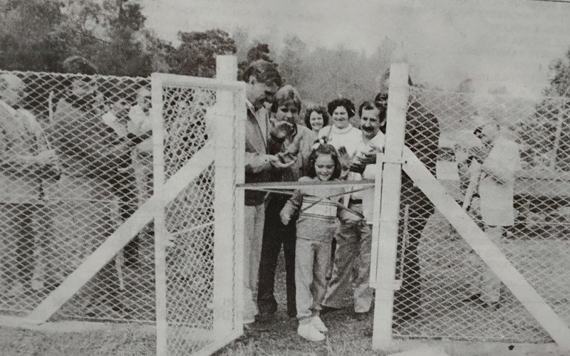 Inauguração da Estação de Meteorologia de Campo Bom em 1984, com o prefeito Karl Heinz Kopittke, e ao seu lado o deputado Nestor Fips Schneider. Ao centro do portão a menina Camile Hoffmeister, que soltou a fita inaugural. E, no lado esquerdo, Nilson Wolff. | abc+