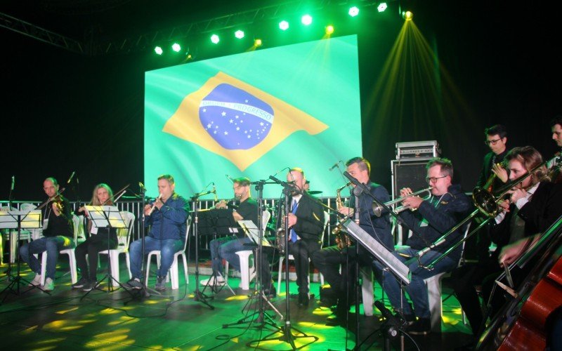 Hino nacional brasileiro foi executado pelos regentes do evento