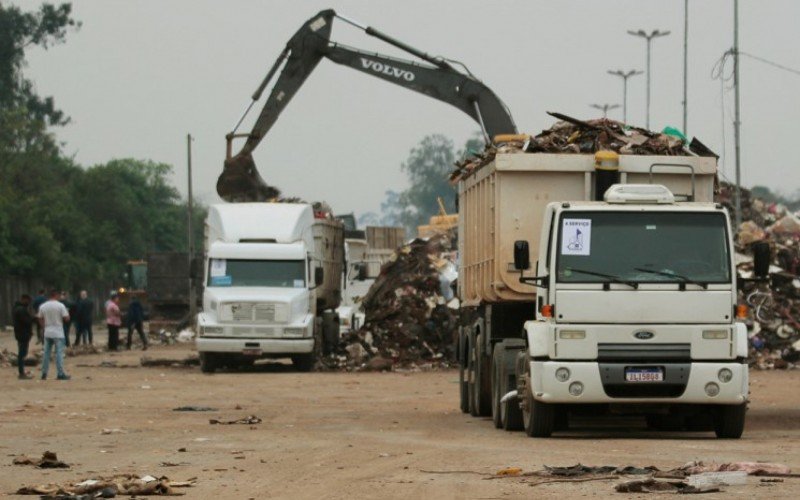 Movimento de remoção é constante e montanhas de entulhos já sumiram do Parcão