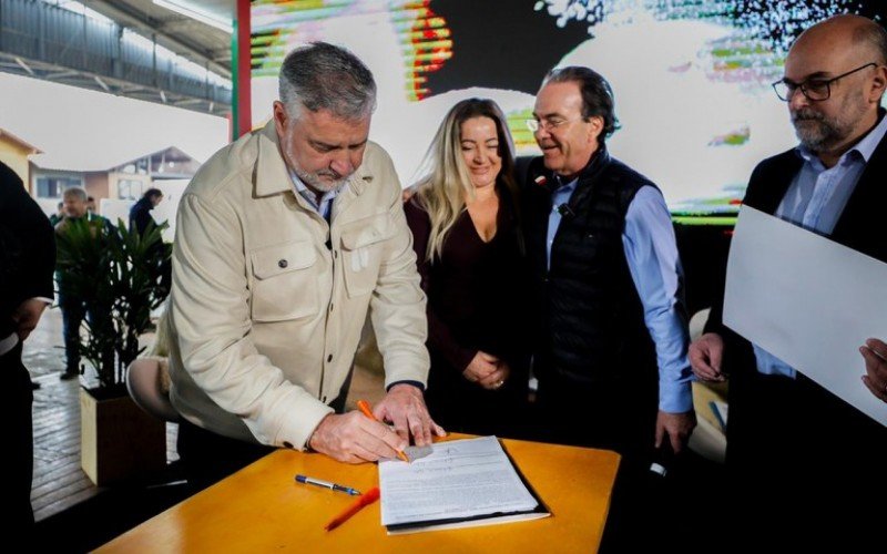 Ministro Paulo Pimenta durante assinatura da nova carteira de crédito ao lado da empreendedora Juliana Berenice da Costa e do presidente do Sebrae, Décio Lima | abc+