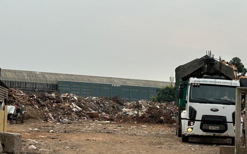 Equipes trabalham no local para transportar resíduos para um aterro licenciado em Gravataí | abc+